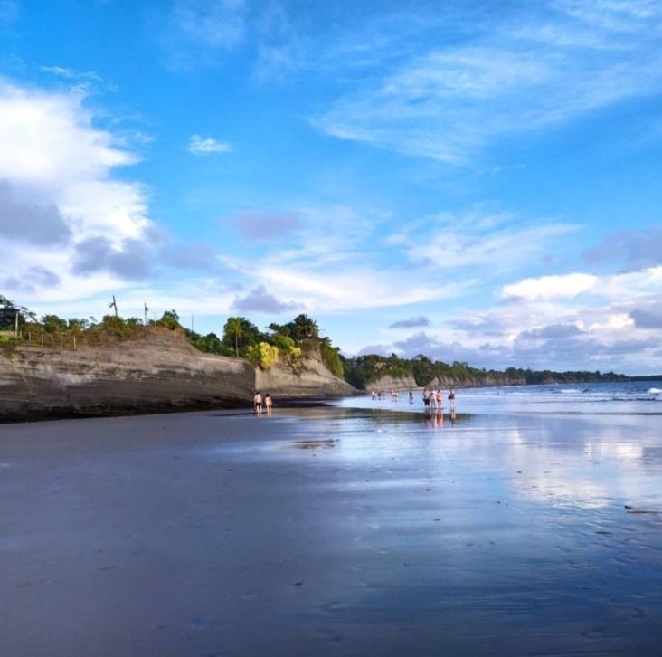 Mi primer viaje sola (pero a la vez acompañada) fue al Pacífico colombiano, para el avistamiento de ballenas. Una experiencia inolvidable que marcó el comienzo de mi ruta.